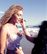 gigihadid-guess-00113.jpg