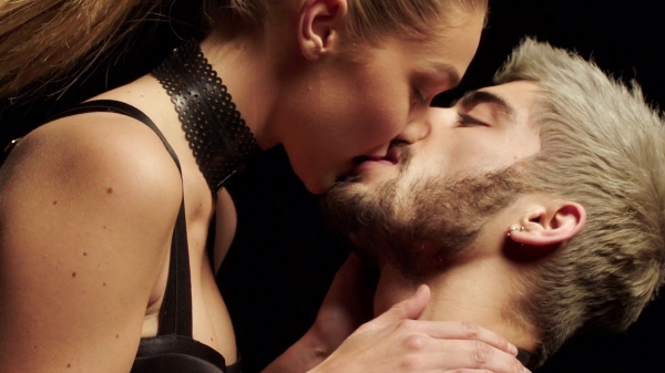 gigihadid-zaynmalik-kiss00326.jpg