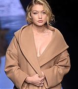 Gigi2BHadid2BMax2BMara2BRunway2BClose2Bups2BMFW2BFW20152B9xBskXPrnMUx.jpg